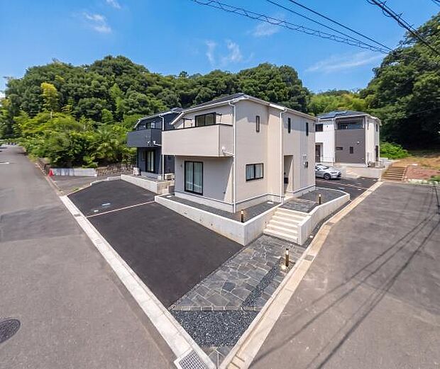 青空に美しく映えるスタイリッシュな外観。穏やかな住環境で新しい生活を始めませんか。