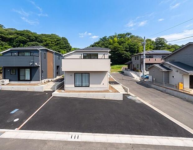 青空に美しく映えるスタイリッシュな外観。穏やかな住環境で新しい生活を始めませんか。