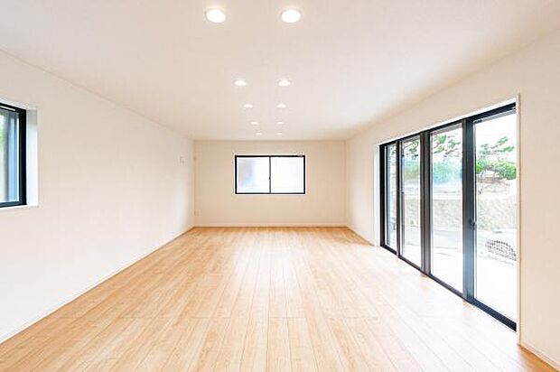 「プライベート感を愉しむリビング空間」開放感の良さに恵まれた爽快なリビング空間。誰にも邪魔されないプライベート感を感じるリビング。