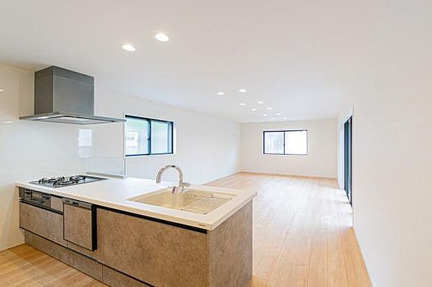 料理中も家族の笑顔が見える対面キッチン。リビングで遊ぶお子様を見守りながら、会話が弾む。温かな家族の時間がここから始まります。