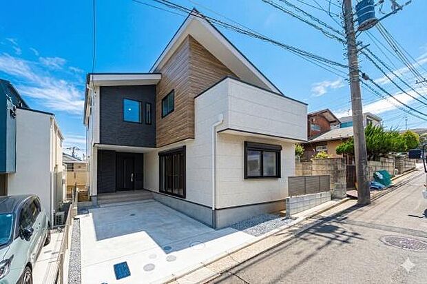 「開放感+日当たりの良さ」家に入らなくても分かる日当たりの良さ。開放感の良さ。碧空も清々しく心地の良い住まい。住みたくなる家。暮らしたい町。