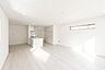 リビング/ダイニング：「上質な空間を」開放感と日当たりの良さに恵まれたリビング空間。