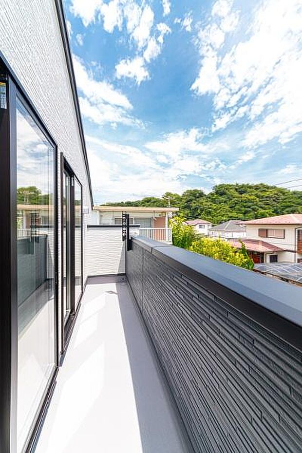 「広い使いやすいバルコニー」陽ざしがたっぷり降り注ぐ、広々としたバルコニー付き住まい。