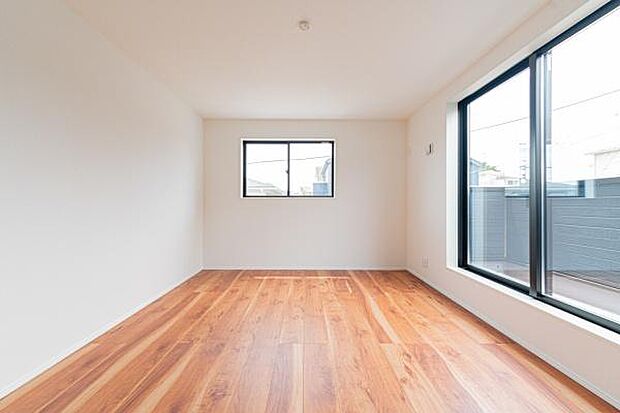 「主寝室」ダブルベットや収納ラック等、どうしても主寝室は狭くなる。綺麗な整形型の広々としたお部屋は魅力です。