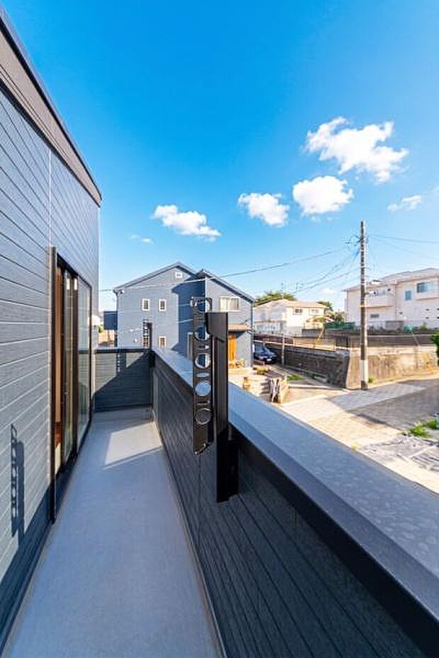 「広い使いやすいバルコニー」陽ざしがたっぷり降り注ぐ、広々としたバルコニー付き住まい。