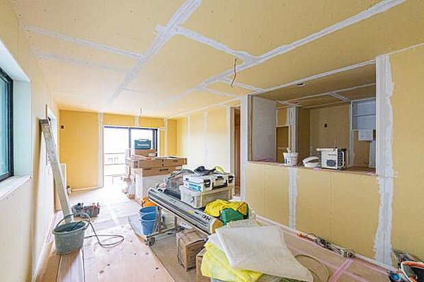 デザイン性の高い窓配置で、外からの視線を遮りつつ柔らかな光を採り込みます。朝の光に包まれて家族で囲む食卓が、毎日の元気の源になります。