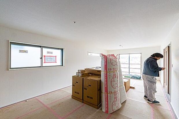 デザイン性の高い窓配置で、外からの視線を遮りつつ柔らかな光を採り込みます。朝の光に包まれて家族で囲む食卓が、毎日の元気の源になります。