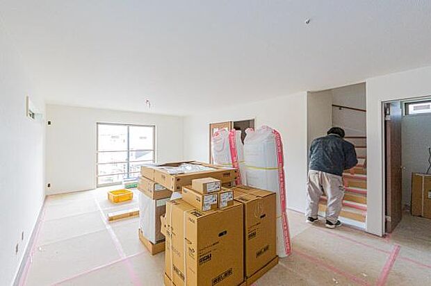 デザイン性の高い窓配置で、外からの視線を遮りつつ柔らかな光を採り込みます。朝の光に包まれて家族で囲む食卓が、毎日の元気の源になります。