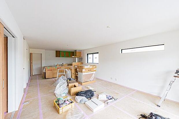 デザイン性の高い窓配置で、外からの視線を遮りつつ柔らかな光を採り込みます。朝の光に包まれて家族で囲む食卓が、毎日の元気の源になります。