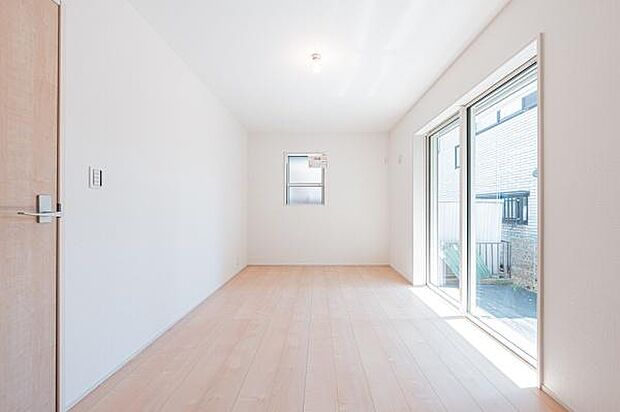 【多目的に使える明るい洋室】大きな窓から光が舞い込む設計。寝室としてはもちろん、書斎や趣味の部屋など、ライフスタイルに合わせて活用できます。