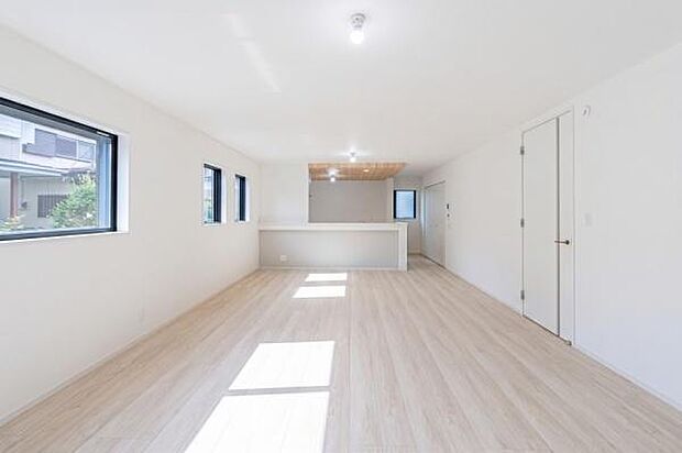 「上質な空間を」開放感と日当たりの良さに恵まれたリビング空間。圧迫感のない空間を是非、ご堪能下さい。