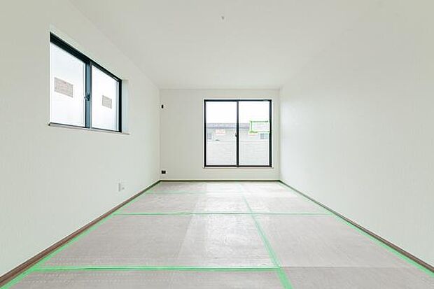 陽光がたっぷり降り注ぐ、明るい主寝室。毎朝、心地よい光に包まれて目覚める贅沢な時間を。開放感あふれる空間が、家族の笑顔を育みます。