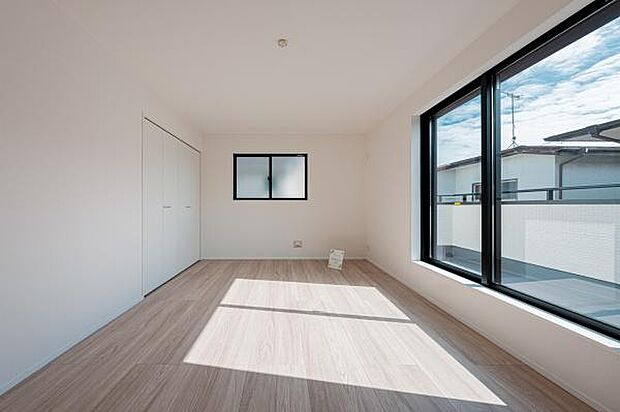 陽光がたっぷり降り注ぐ、明るい主寝室。毎朝、心地よい光に包まれて目覚める贅沢な時間を。開放感あふれる空間が、家族の笑顔を育みます。