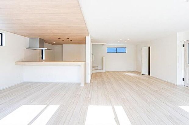 「上質な空間を」開放感と日当たりの良さに恵まれたリビング空間。