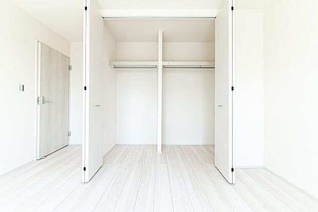 天井まで伸びる収納嬉しい収納力の高いクローゼット付き。天井付近までしっかりと収納ができる使い勝手の良いクローゼット。