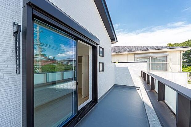 「明るいバルコニー」陽だまりのバルコニーで洗濯物もふかふか。家族の笑顔が広がる、心地よい暮らしが待っています。