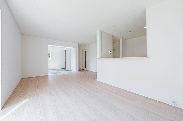 ナチュラルな木目が美しく映える明るいLDK。隣接する和室の扉を開放すれば、より開放的な一体空間としてご活用いただけます。