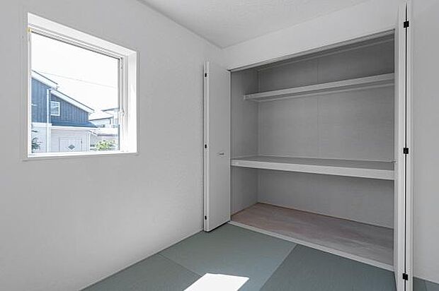 和室のクローゼットは、お布団や季節家電の収納に便利な中段・枕棚付き。お部屋をすっきりと保つ高い収納力を備えています。