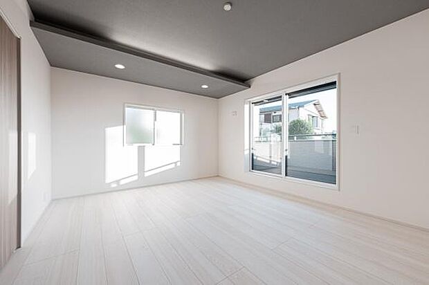 7帖の広々とした主寝室で、忙しい日々を忘れて心地よい眠りを。心安らぐ静かな空間で、上質な休息時間を過ごしませんか?