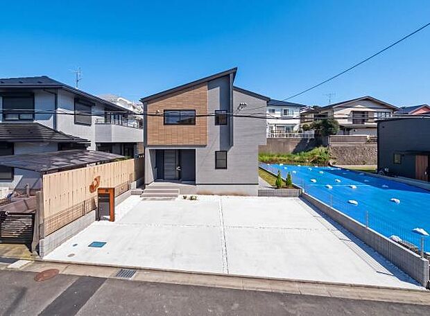 青空に美しく映えるスタイリッシュな外観。穏やかな住環境で新しい生活を始めませんか。