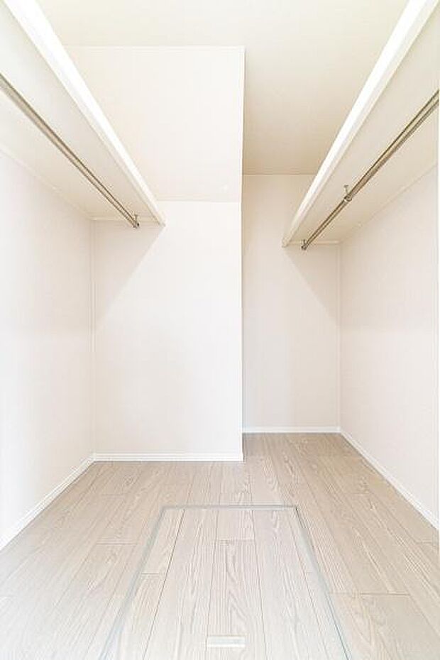 「WIC]大容量のウォークインクローゼット。季節の衣類や思い出の品もスッキリ収まり、お部屋の広さを有効に活用できます。