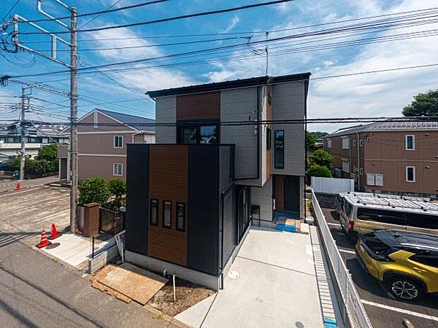 青空に美しく映えるスタイリッシュな外観。穏やかな住環境で新しい生活を始めませんか。