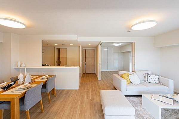 柔らかな光に包まれたリビングで、家族の笑顔が交差する。木の温もりを感じながら、心安らぐ穏やかな時間を紡ぐ住まい。
