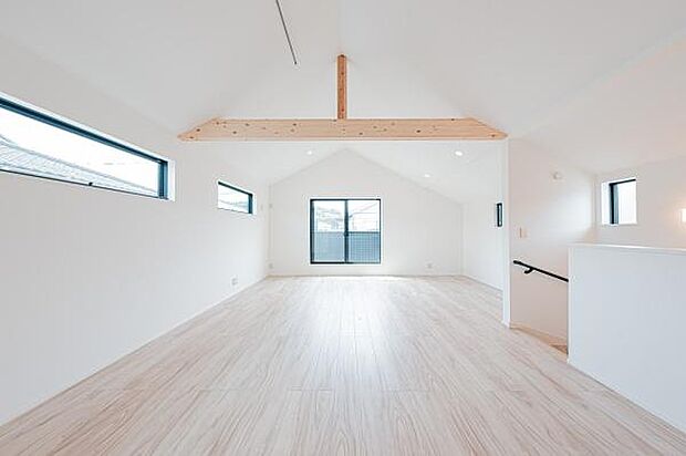 「プライベート感を愉しむリビング空間」開放感と日当たりの良さに恵まれた爽快なリビング空間。誰にも邪魔されないプライベート感を感じる開放的なリビング。