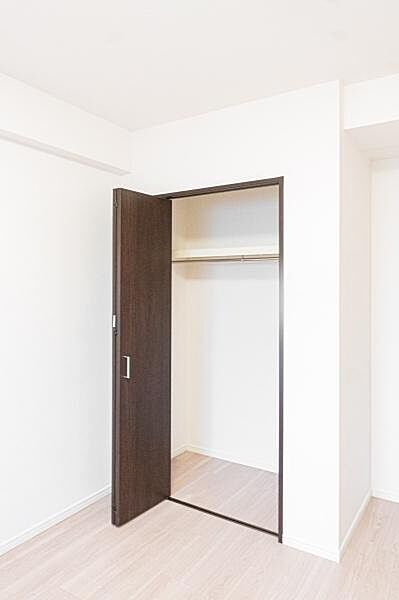 家族みんなの荷物もすっきり収まる大容量の廊下収納。生活感を隠していつでも綺麗な空間を保てるから、笑顔あふれる心地よい毎日を叶えます。