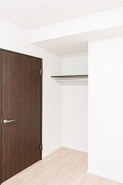 家族みんなの荷物もすっきり収まる大容量の廊下収納。生活感を隠していつでも綺麗な空間を保てるから、笑顔あふれる心地よい毎日を叶えます。