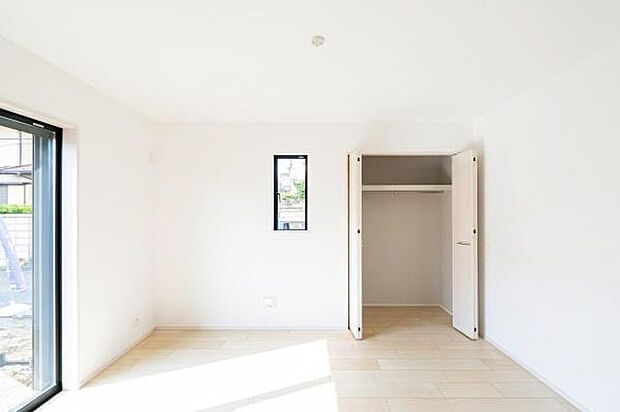 お部屋の美観を保つクローゼット付きの洋室。ハンガーパイプと上部棚があり、日常の衣類収納に便利です。
