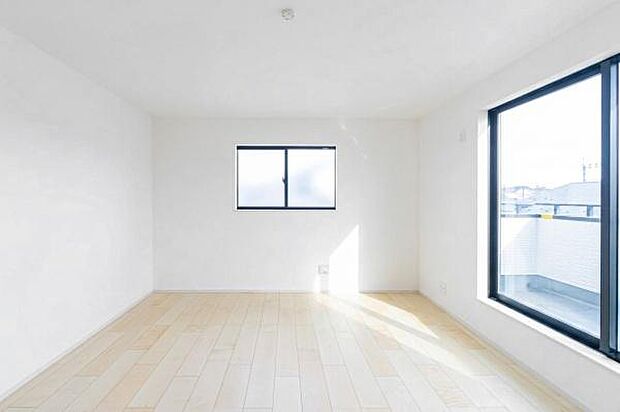 「陽の恵み」　爽やかな陽ざしを感じられる日当たりの良い洋室早起き爽やか、元気な一日に大切な陽の恵み。