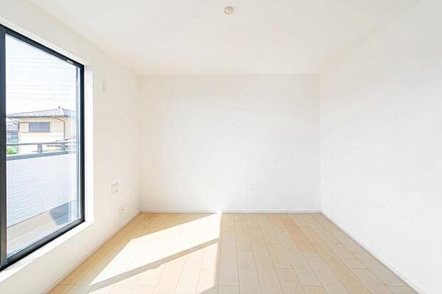 「陽の恵み」　爽やかな陽ざしを感じられる日当たりの良い洋室早起き爽やか、元気な一日に大切な陽の恵み。