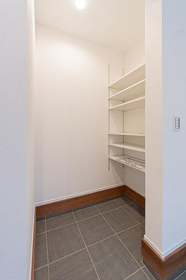 たっぷりしまえる大型クローゼットを完備。荷物が増えてもお部屋をすっきり広々と保てます。