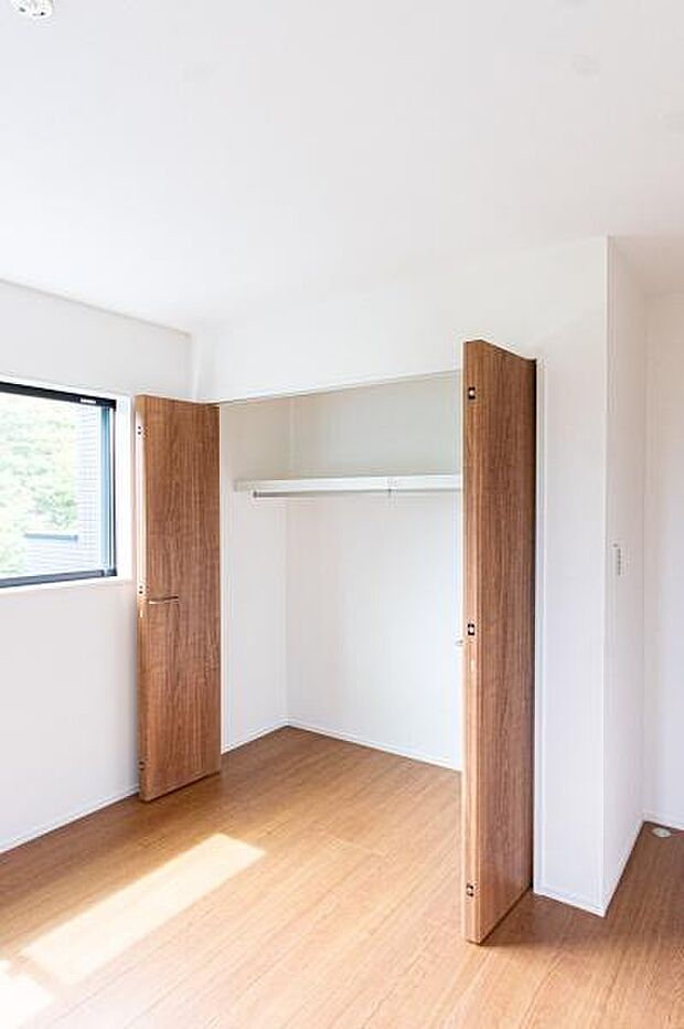 たっぷりしまえる大型クローゼットを完備。荷物が増えてもお部屋をすっきり広々と保てます。