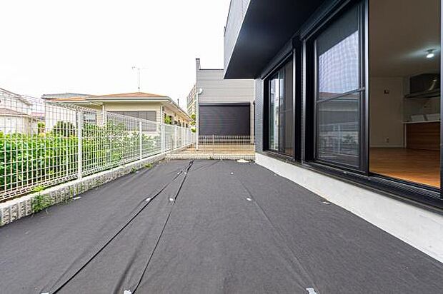 青空の下、夏にはビニールプールや水遊びを楽しめる広々専用庭。リビングからお子様の笑顔をいつでも見守れます。