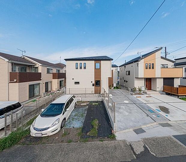 青空に美しく映えるスタイリッシュな外観。穏やかな住環境で新しい生活を始めませんか。