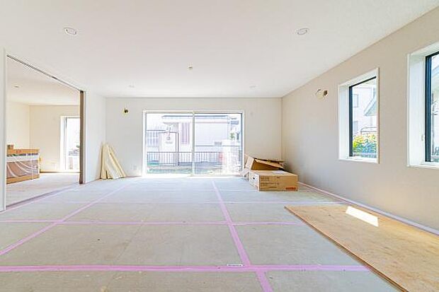 「プライベート感を愉しむリビング空間」開放感と日当たりの良さに恵まれた爽快なリビング空間。誰にも邪魔されないプライベート感を感じる開放的なリビング。