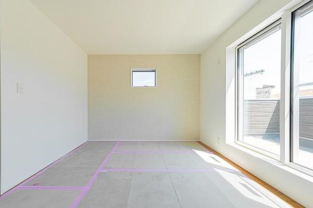 お子様の成長に合わせて使える、クローゼット付きの洋室。バルコニーに面した大きな窓からは、明るい陽光が差し込みます。