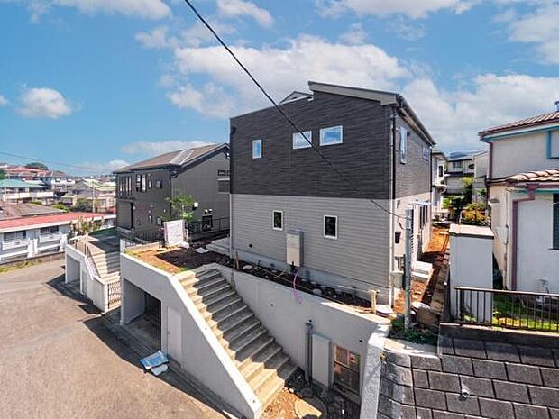 青空に美しく映えるスタイリッシュな外観。穏やかな住環境で新しい生活を始めませんか。