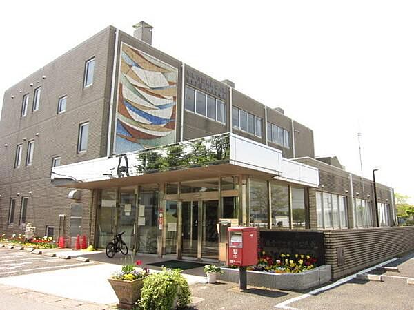 根郷公民館まで955m、住民票や印鑑証明書の取得、住所移転などの手続きができます。