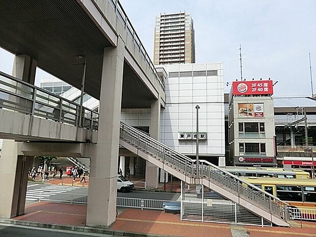 JR東戸塚駅まで667m、駅周辺には商業施設が充実しています。暮らしの中心になる駅は、日々の通勤だけでなく、休日のひと時も楽しめます。