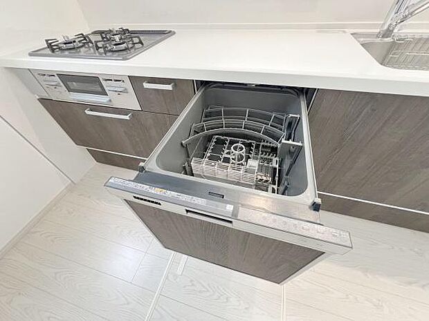 《システムキッチン》■ビルトインタイプの食洗機。食器を一度にまとめて洗えてとても便利でストレスなく洗い物が入ります。