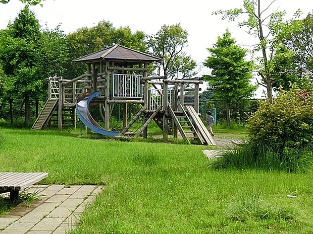村岡城址公園まで343m、小さな子供向けの滑り台や砂場などのあるスペースがあり、奥の少し高台になったところに遊具があります。