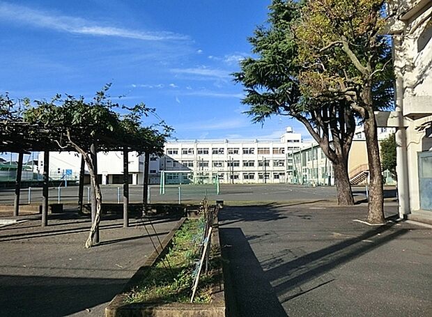 横浜市立南瀬谷小学校まで643m、昭和34年4月創立　「みんなが　かがやく　みなみの子」