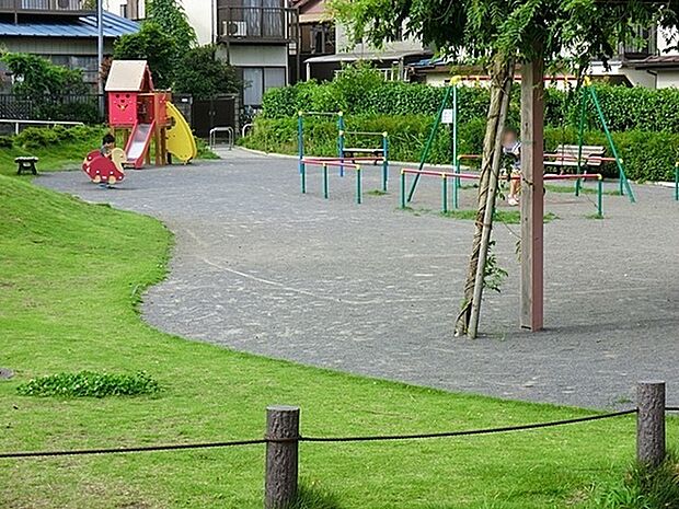 宮沢町第二公園まで307m、手入れのされた緑が豊かな公園。スプリング遊具、ブランコ・鉄棒などがあり、小さなお子さんも見通しもよく楽しく遊べます。