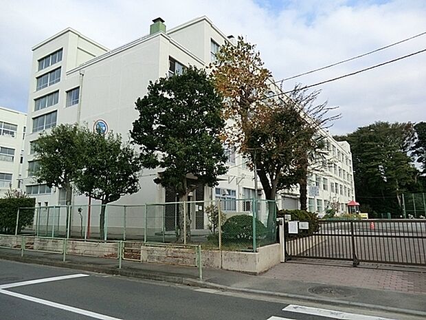 横浜市立長津田第二小学校まで1618m、先生方の指導も熱心です。近隣の小学校に比べ、人数が少ないので、指導も行き届いているようです。