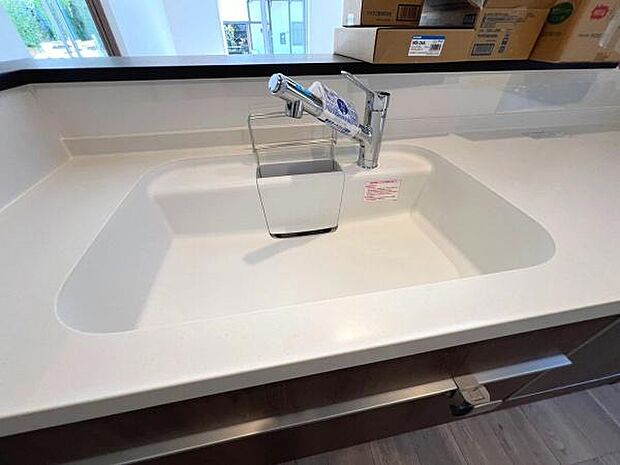 《システムキッチン》■人造大理石シンクは、見た目がとてもスッキリしています。水垢が付きにくいのも嬉しいポイントです。