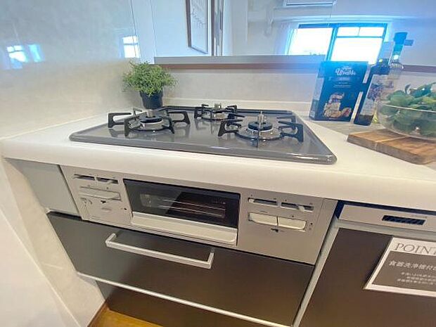 《システムキッチン》■三口タイプのガスコンロがあれば、複数の料理を同時に調理できるので、効率よく調理することができます。また、大きな鍋やフライパンも使えるため、料理の幅が広がります。