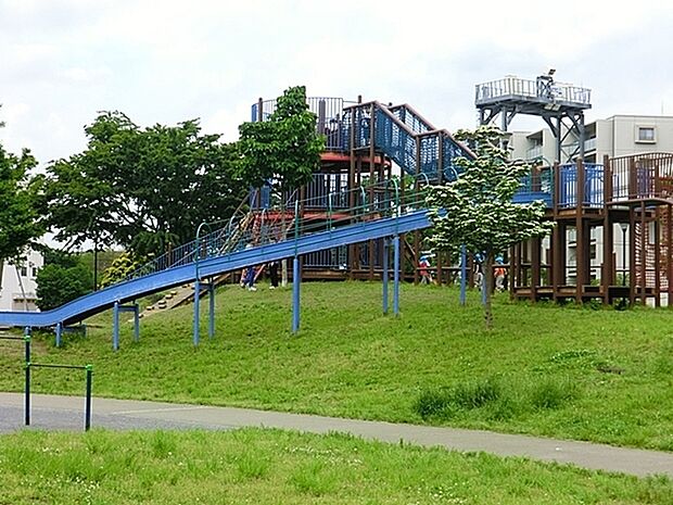 蒔田公園まで568m、京急線南太田駅または横浜市営地下鉄吉野町下車徒歩5分の大岡川沿いにあり、大型遊具が充実、カヌー体験もできる公園
